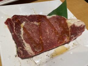 土造りと焼肉食べ放題!